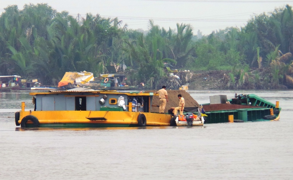 Sa lan tong hong cau, nguoi dan di duong vong ve nha hinh anh