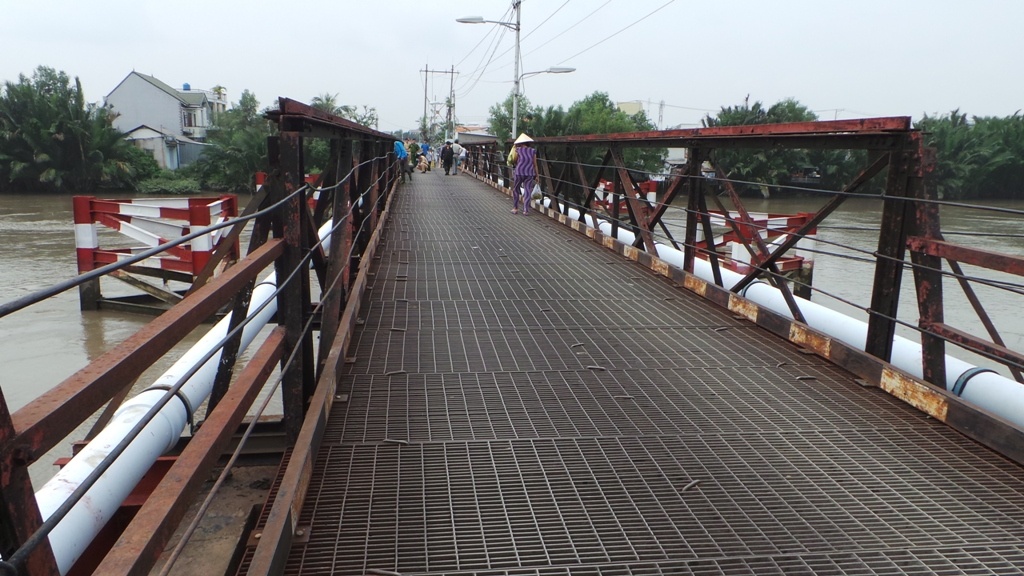 Sa lan tong hong cau, nguoi dan phai di duong vong xa hinh anh