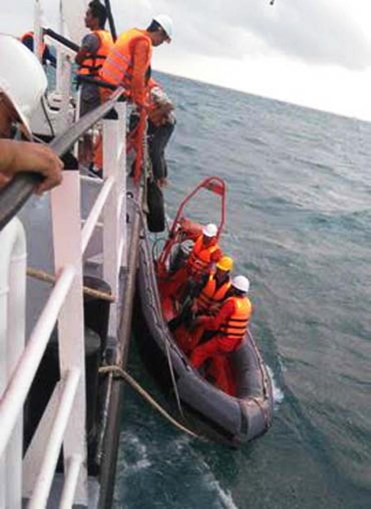 Đưa thi thể tìm được lên tàu.