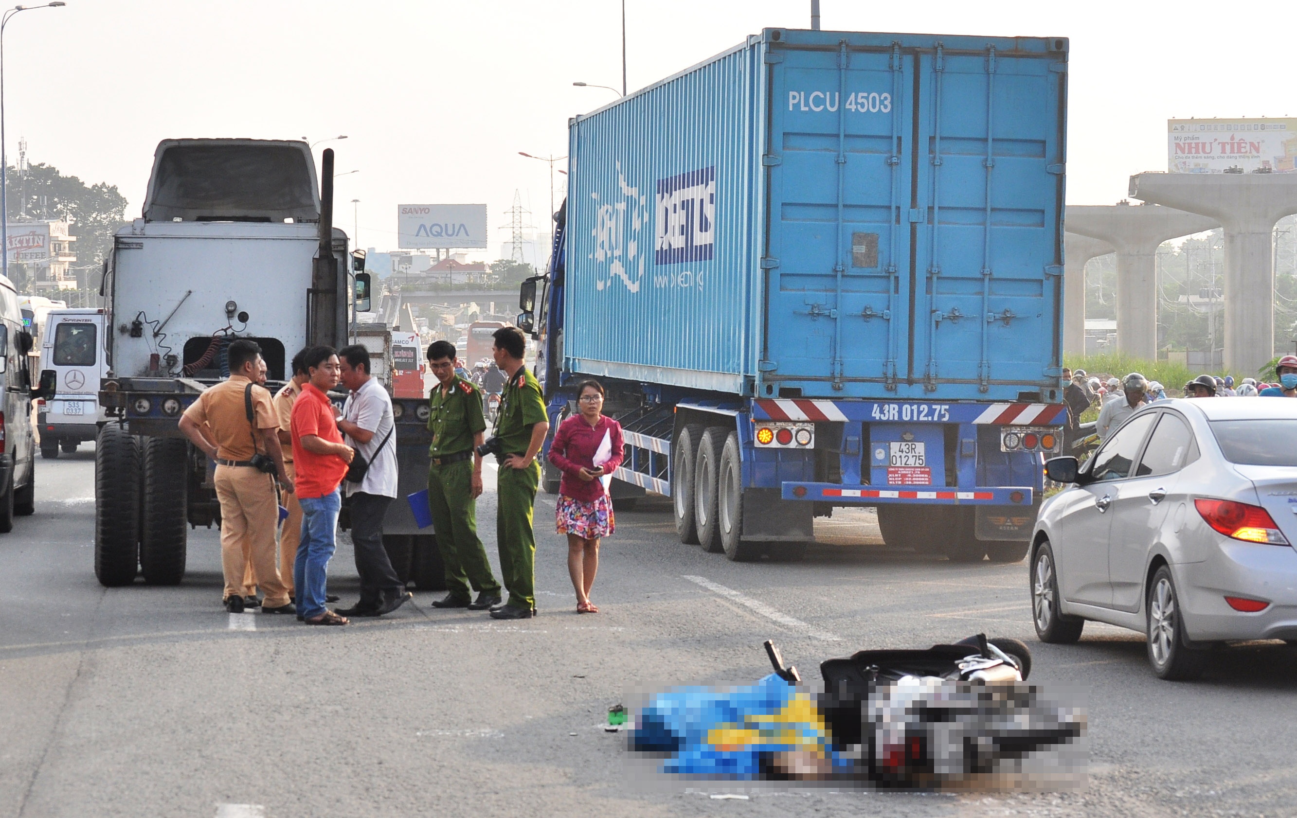 Xe dau keo can chet nam thanh nien tren xa lo Ha Noi hinh anh
