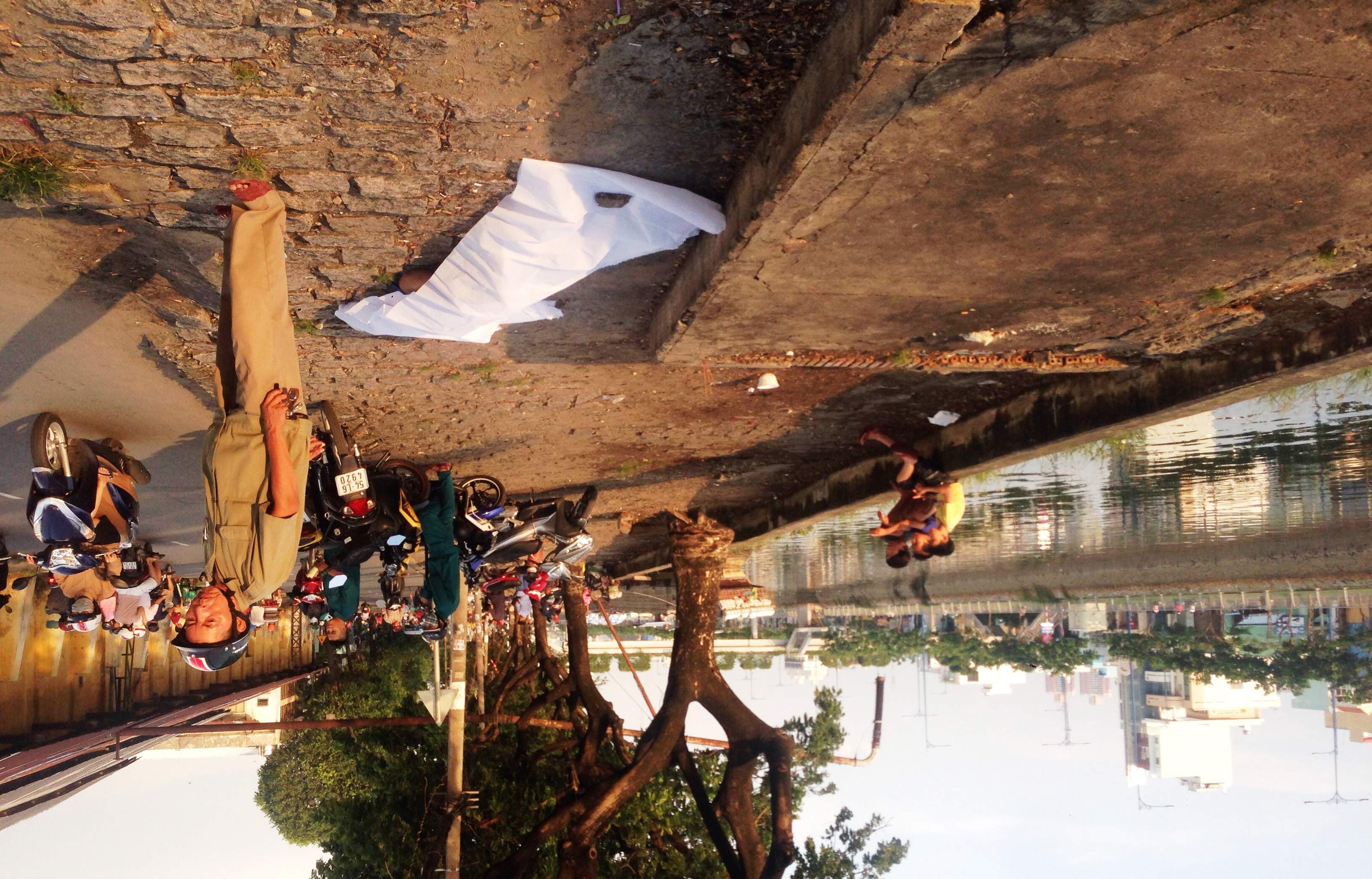 Nguoi dan ong guc chet ben kenh Tau Hu hinh anh