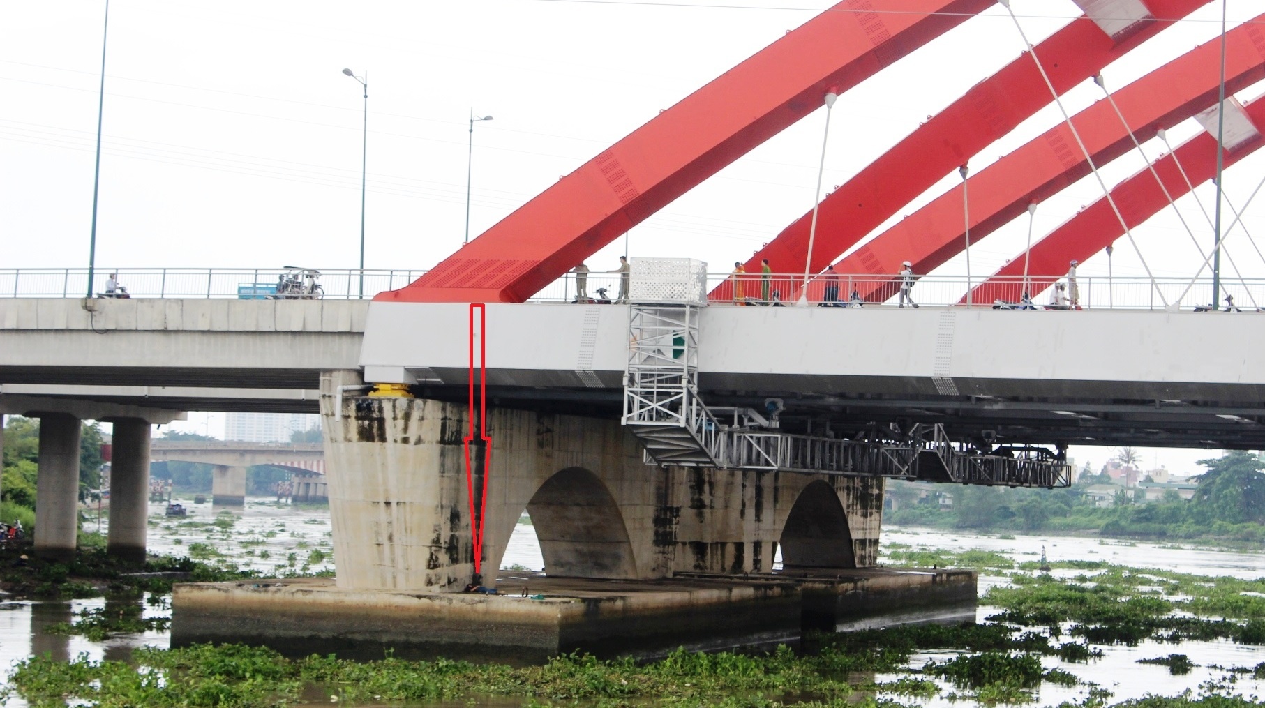 De lai xe may, nhay cau Binh Loi tu tu hinh anh
