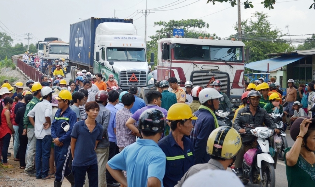 Cu ba len Sai Gon tham chau, bi xe dau keo can tu vong hinh anh
