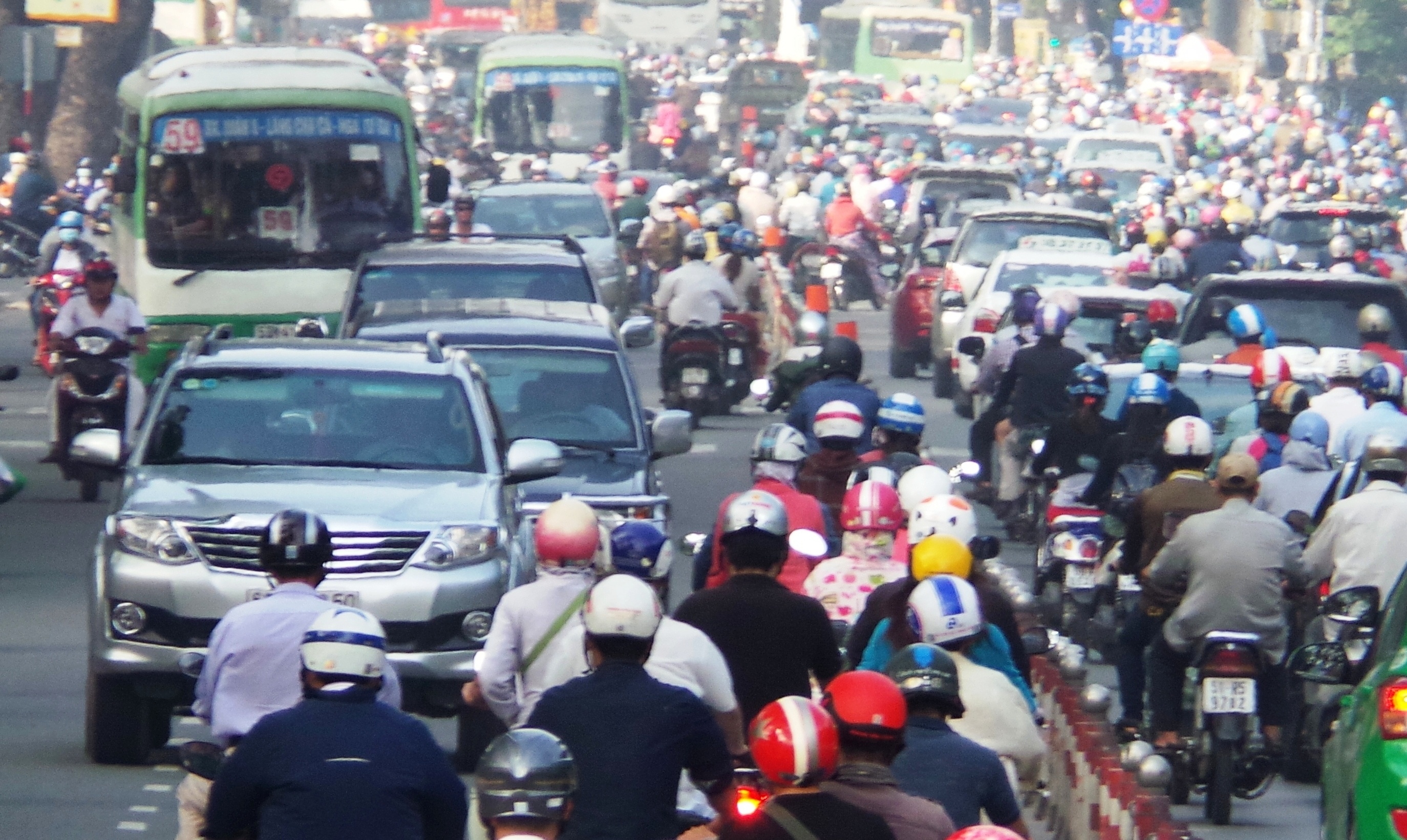 Doan nguoi chay nguoc chieu de tranh ket xe o Sai Gon hinh anh