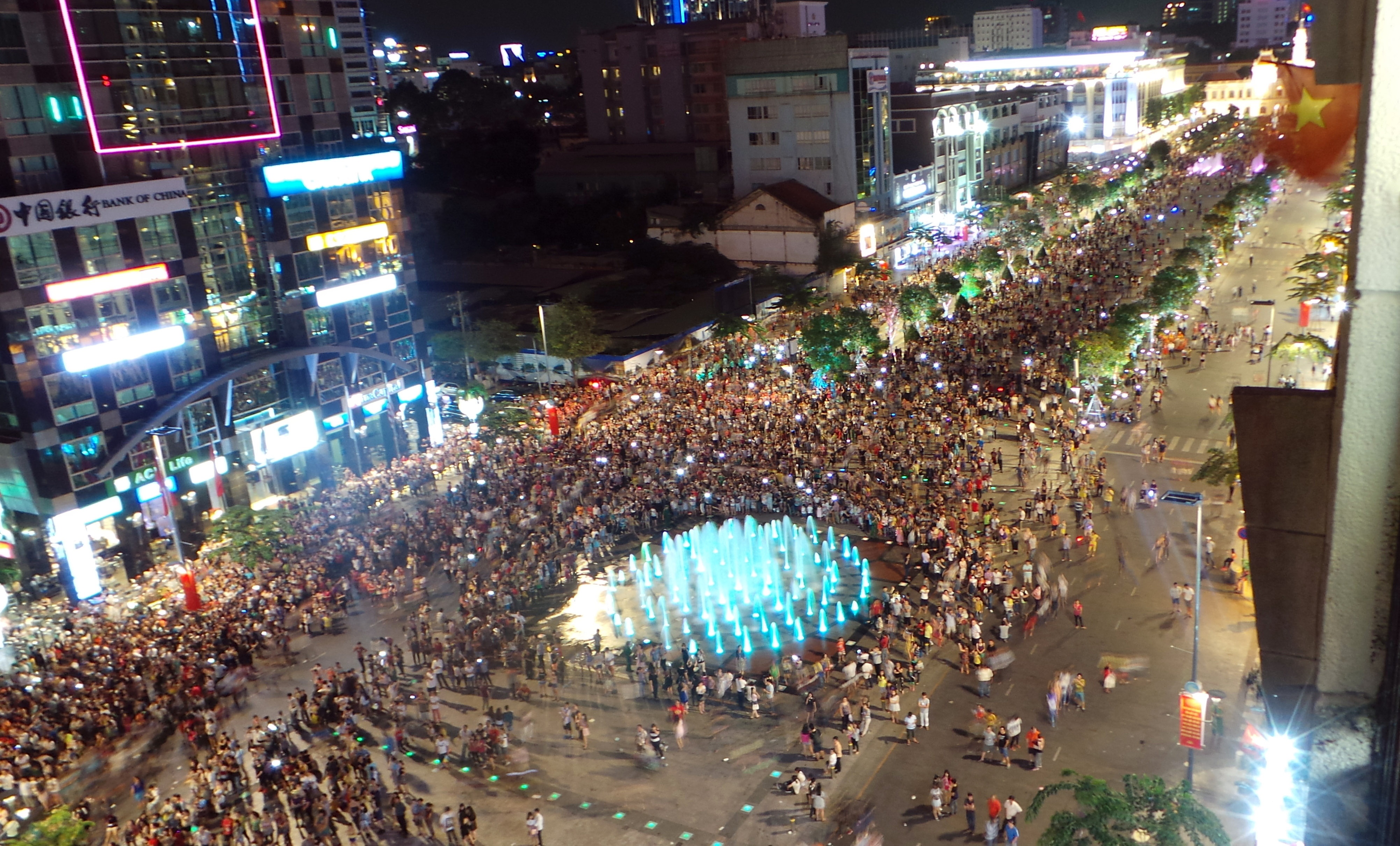 TP HCM cam quang cao tren pho di bo hinh anh