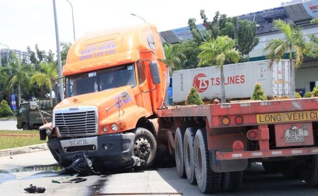 Xe dau keo lao vao dam dong dang cho den do hinh anh