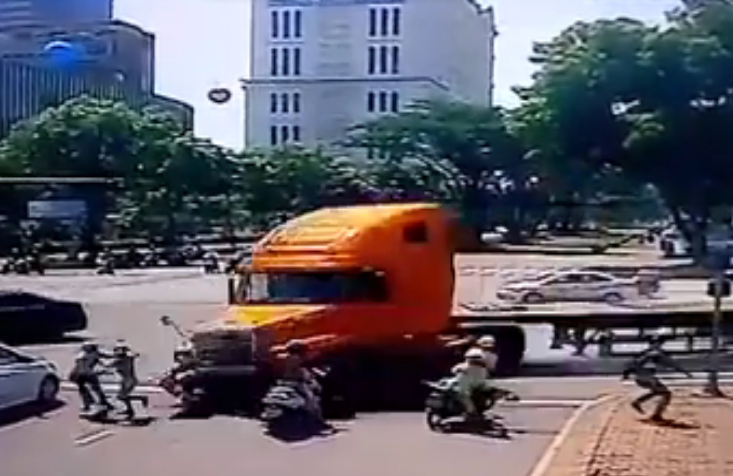 Clip xe dau keo tong thang dam dong cho den do hinh anh