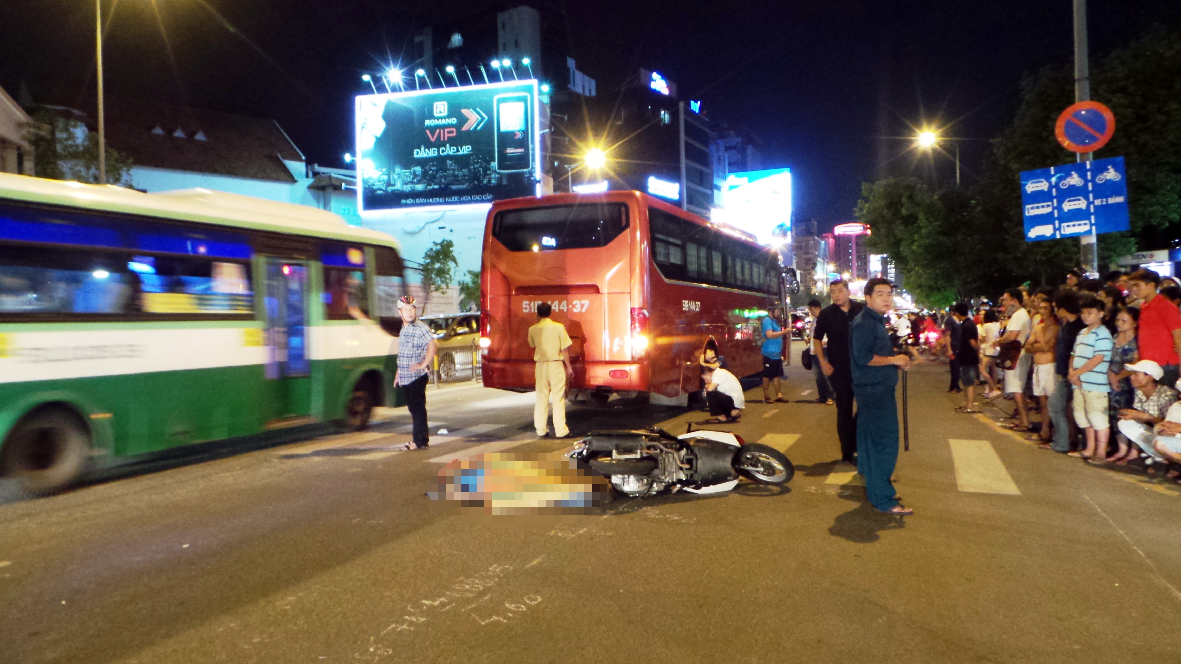 Hiện trường vụ tai nạn tại giao lộ Nguyễn Văn Trỗi - Huỳnh Văn Bánh. Ảnh: Trường Nguyên.