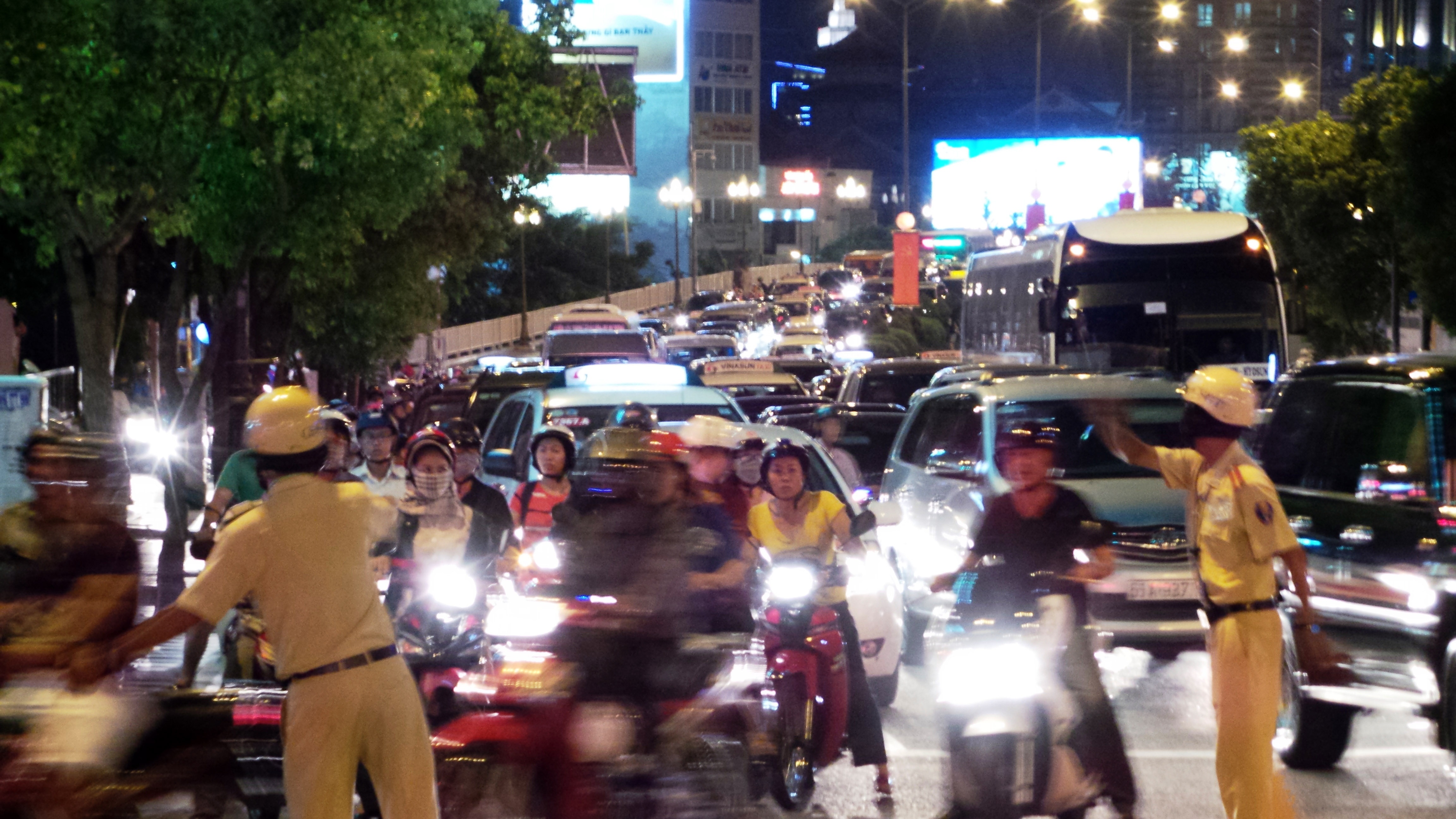 Xe khach can chet nguoi, duong ra san bay ket cung hinh anh