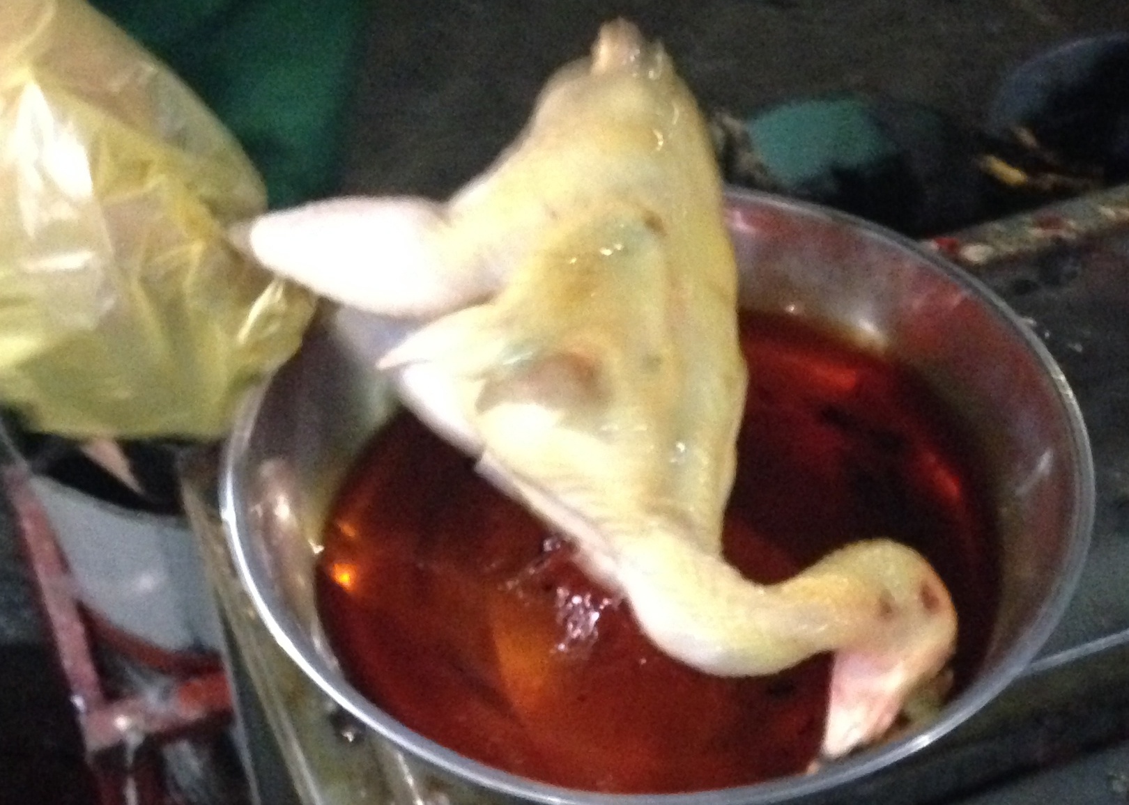 Dung hoa chat bien da ga trang thanh vang uom hinh anh