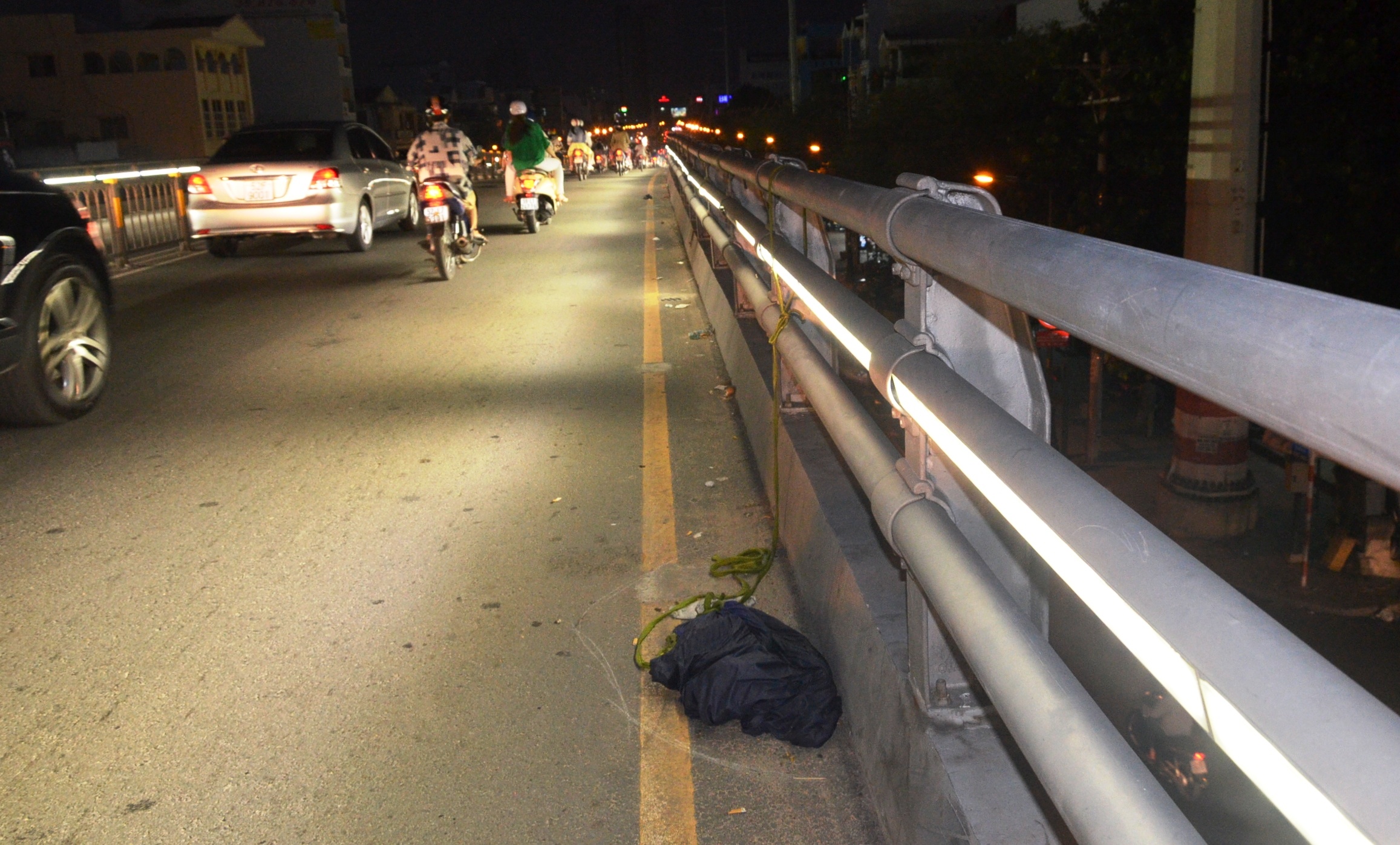 Buoc day vao thanh cau roi nhay tu tu hinh anh