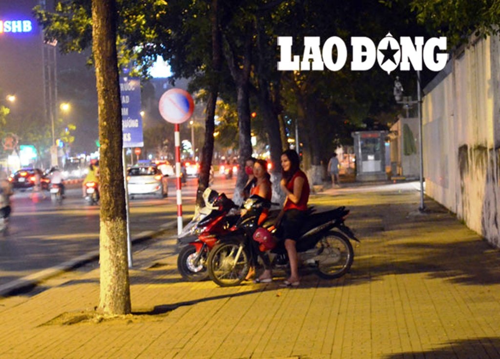 Gái mại dâm đứng tập trung thành từng tốp.