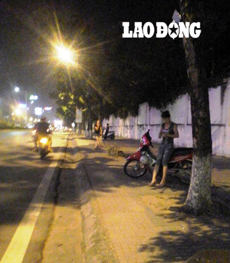 Gái mại dâm trên đường Liễu Giai ăn mặc khá gợi cảm để thu hút khách.