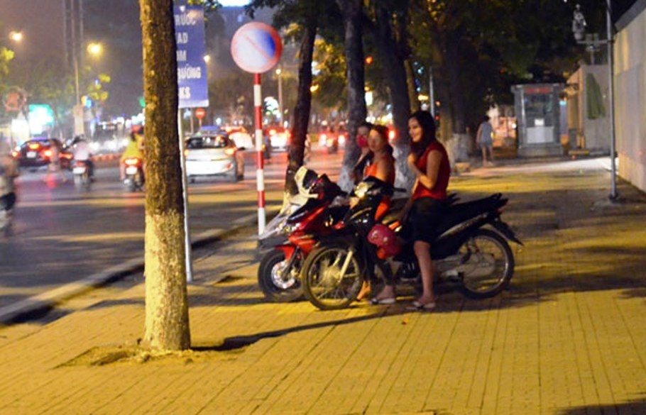 Phan 'buom dem' tren pho Ha Noi hinh anh