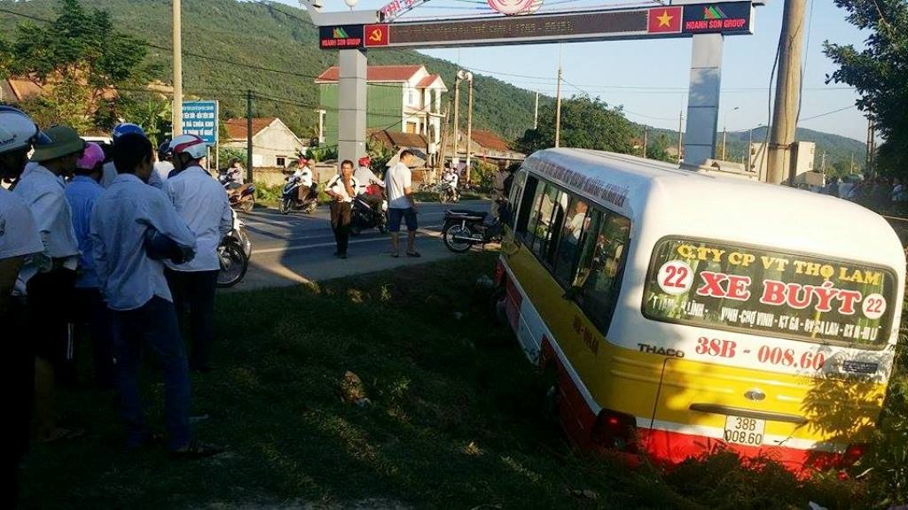 Vo vo lang xe buyt cuop lai dam loan xa tren quoc lo hinh anh