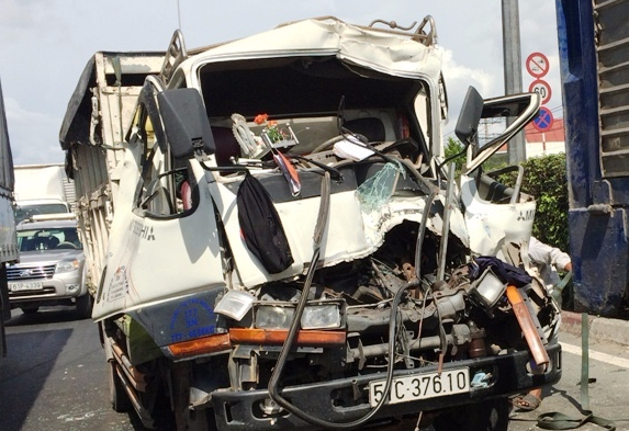 Tai xe keu cuu trong dau xe bep dum hinh anh