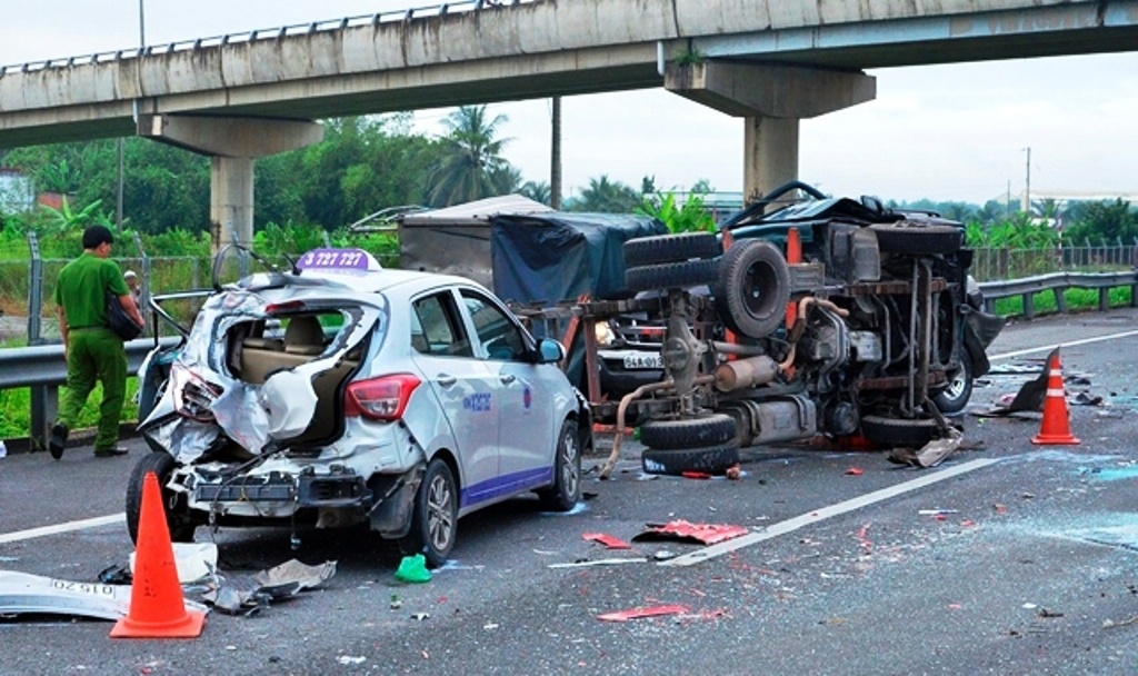 Hien truong 5 oto vo nat tren cao toc Trung Luong hinh anh