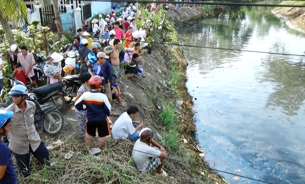 5 gio lan tim be 2 tuoi roi xuong kenh hinh anh