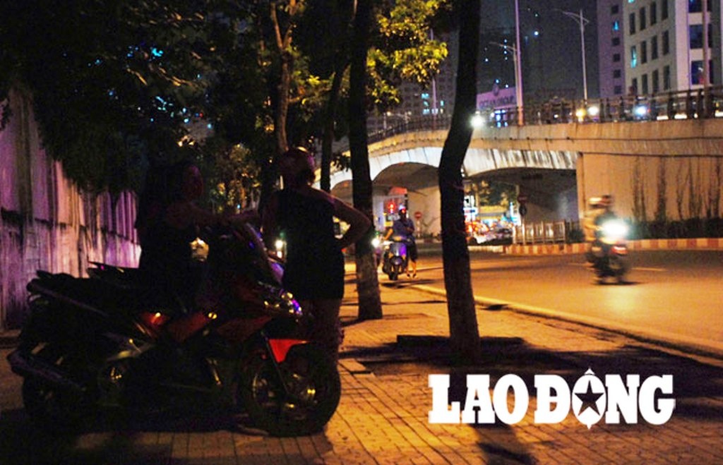 Công việc thường ngày của các “bướm đêm”.