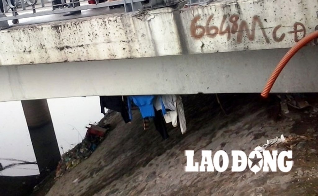 Bị xua đuổi, xa lánh, nhiều gái mại dâm phải sống vạ vật nơi gầm cầu, góc chợ. 