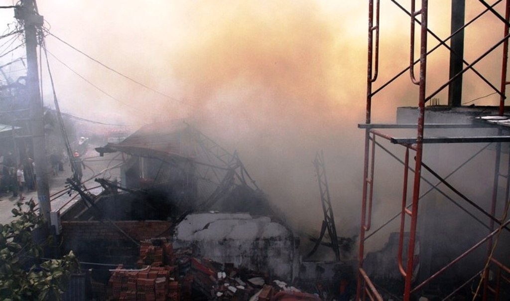 700 m2 xuong san xuat noi y o TP HCM bi thieu rui hinh anh