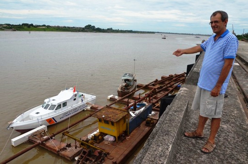 Ong Tay dong tau cao toc hinh anh