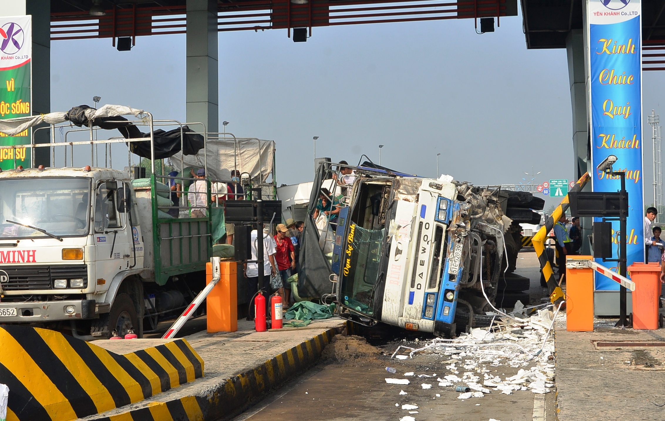 Hang chuc nguoi giai cuu 2 nhan vien ban ve tren cao toc hinh anh