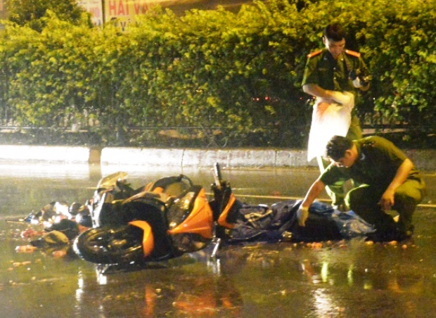 Tai xe oto bo chay sau khi can hai thanh nien giua dem hinh anh