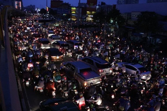 Nguoi Sai Gon doi mua lon, loi nuoc ngap ve nha hinh anh