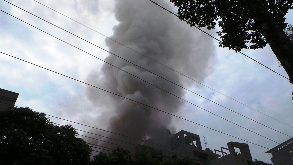 Cua hang dien thoai chay lon sau nhieu tieng no hinh anh