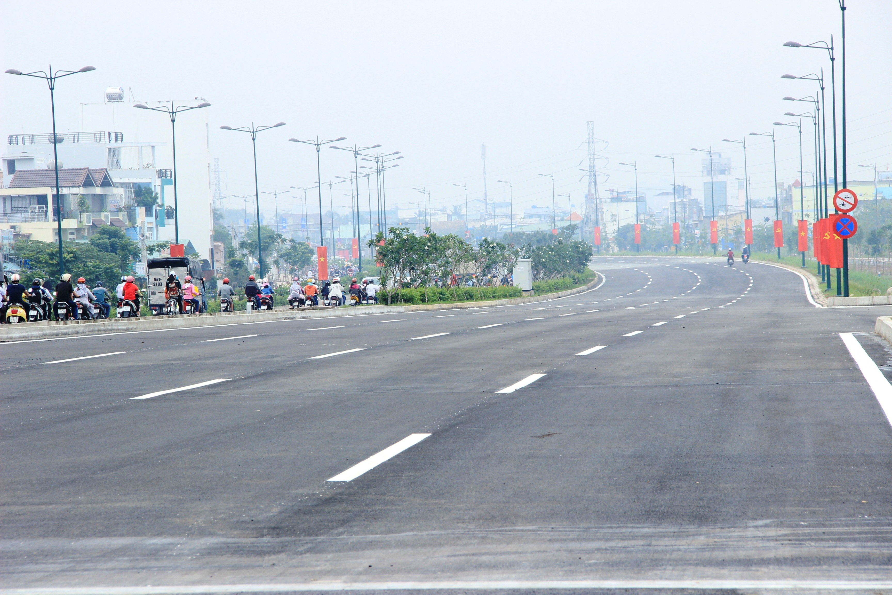 Thong xe cau Go Dua tren duong noi do dep nhat Sai Gon hinh anh