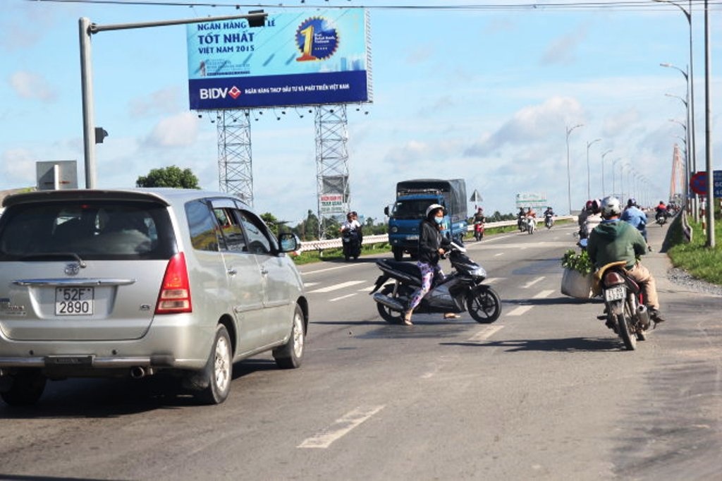 Nhung kieu chay xe 'giet nguoi' tren cau Rach Mieu hinh anh