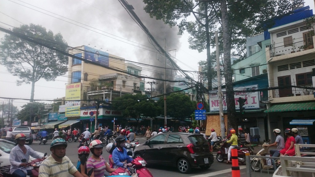 Vụ cháy nhìn từ ngã tư Hùng Vương - Lê Hồng Phong. Ảnh: Trường Nguyên.
