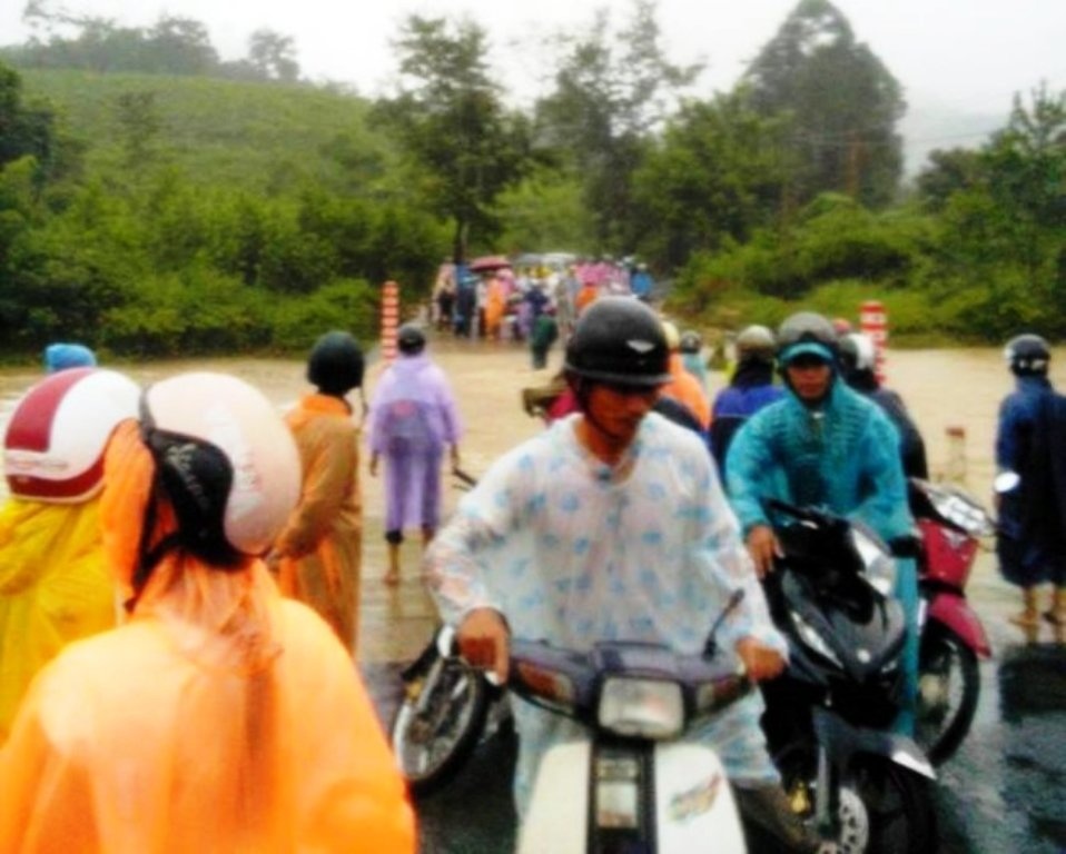 Di tham benh nhan, mot nguoi bi lu cuon troi hinh anh