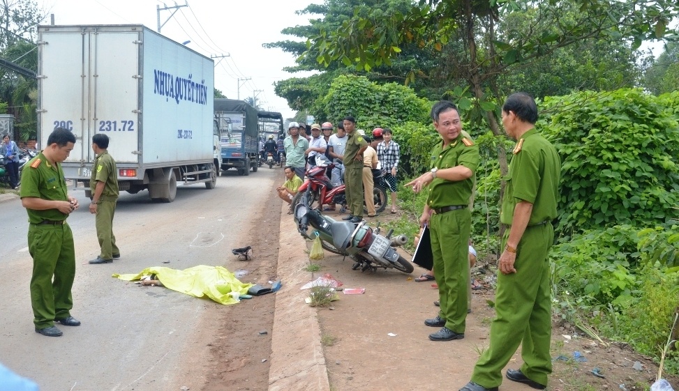 Tai xe lai oto bo chay sau khi can 2 me con hinh anh