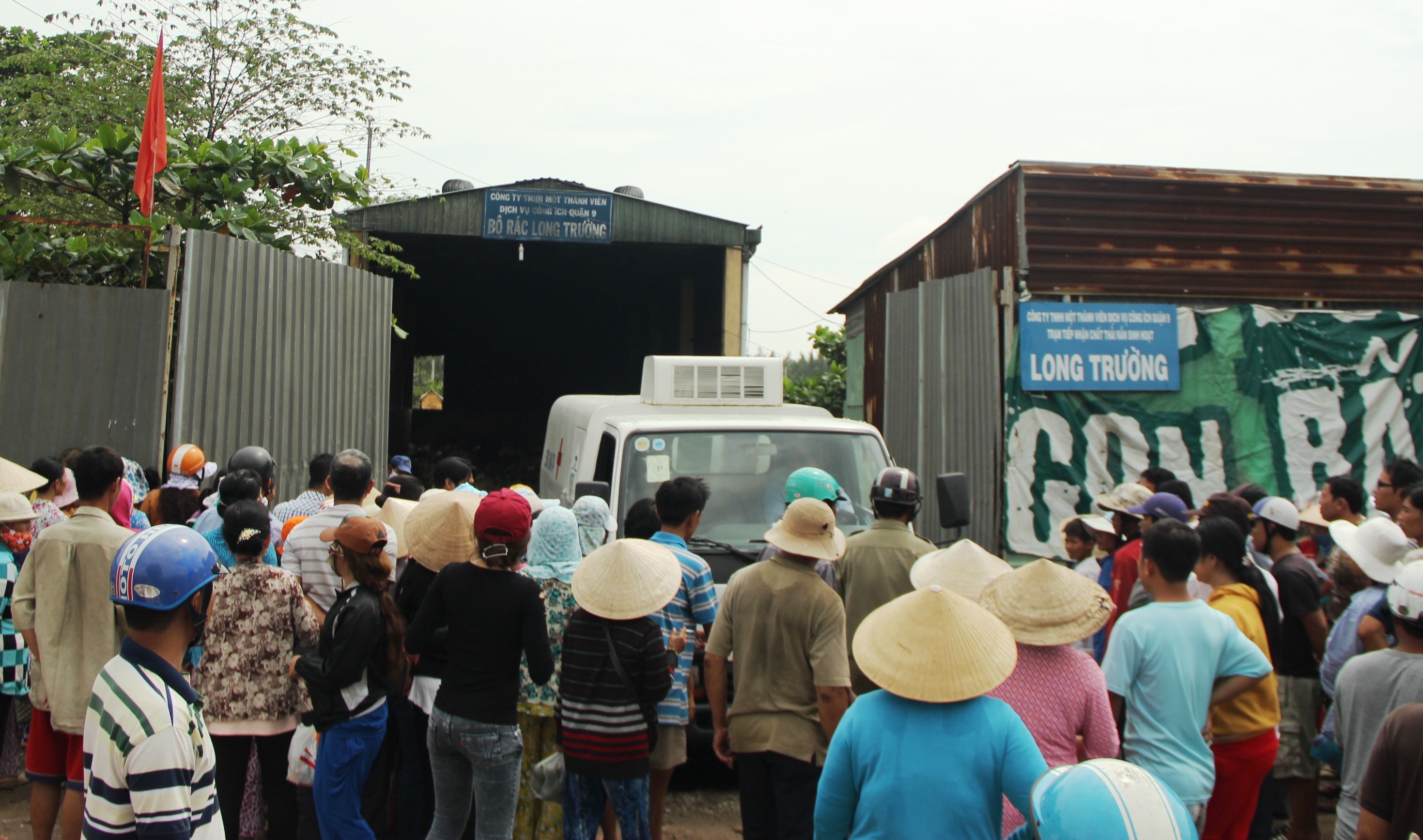 Thi the be trai so sinh trong bao nylon hinh anh