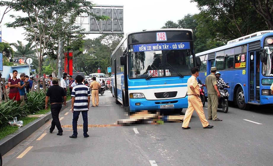 Xe buyt can chet nguoi, duong ra san bay ket cung hinh anh