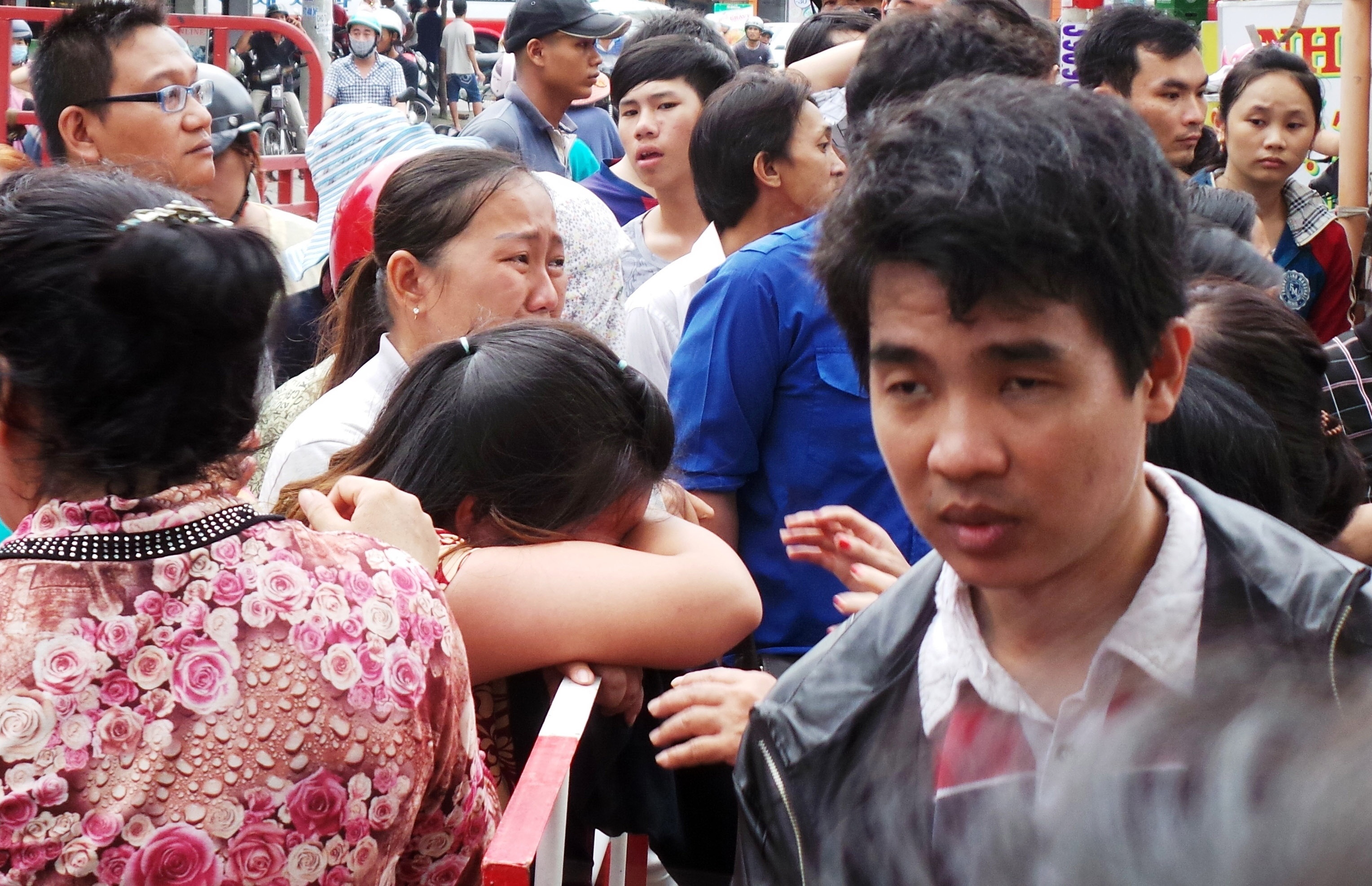 Nguoi chong bat luc dung nhin vo con chet chay hinh anh