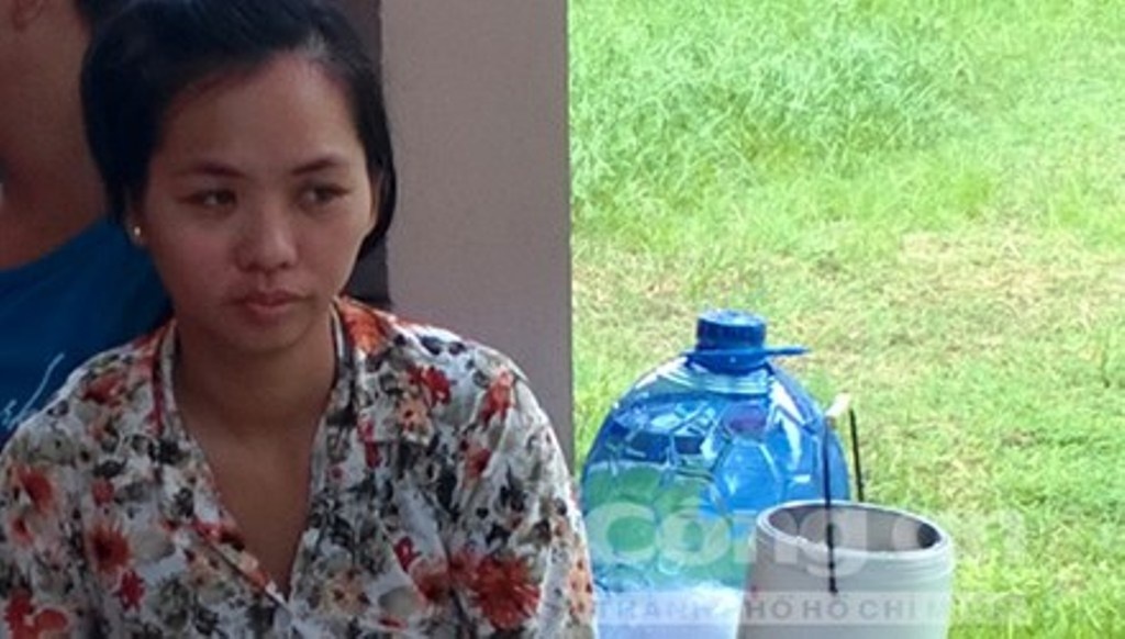 Be 13 thang tuoi hon me tai diem giu tre hinh anh