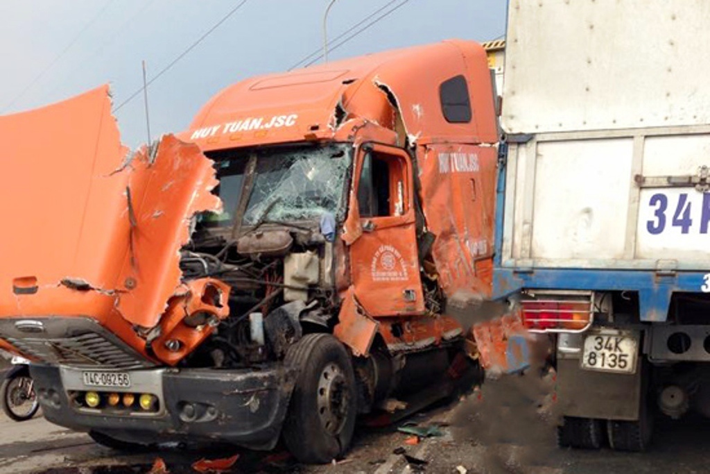 Oto dam nhau tren cau, tai xe tu vong tai cho hinh anh