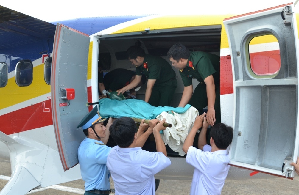 Dieu thuy phi co ra Truong Sa cuu quan nhan hinh anh