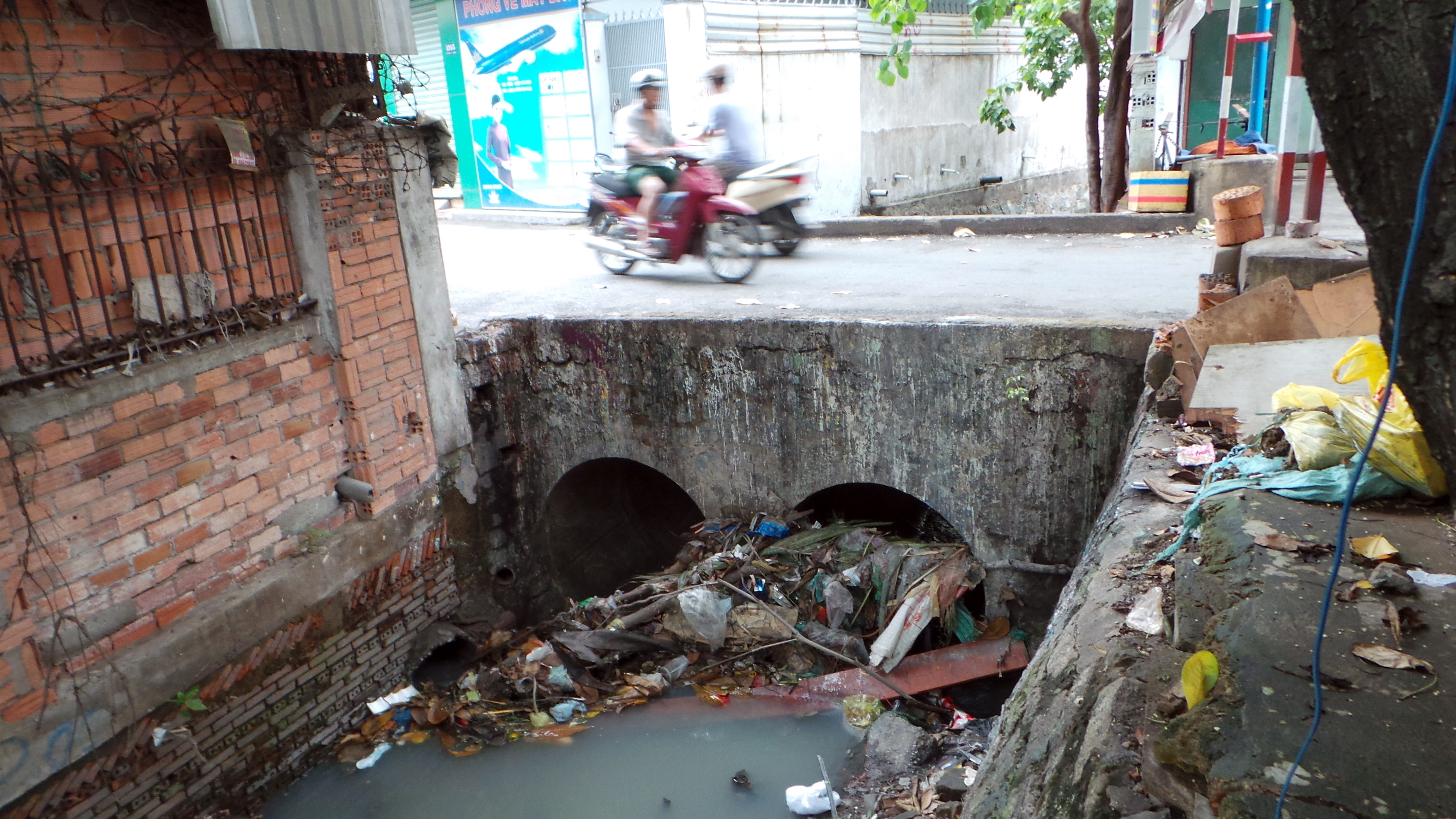 Muong thoat nuoc day rac, uy hiep an toan san bay hinh anh
