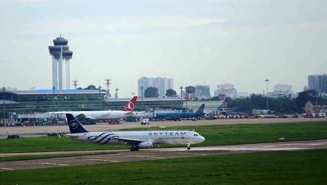 Bat con cho di lac vao duong bang san bay Tan Son Nhat hinh anh