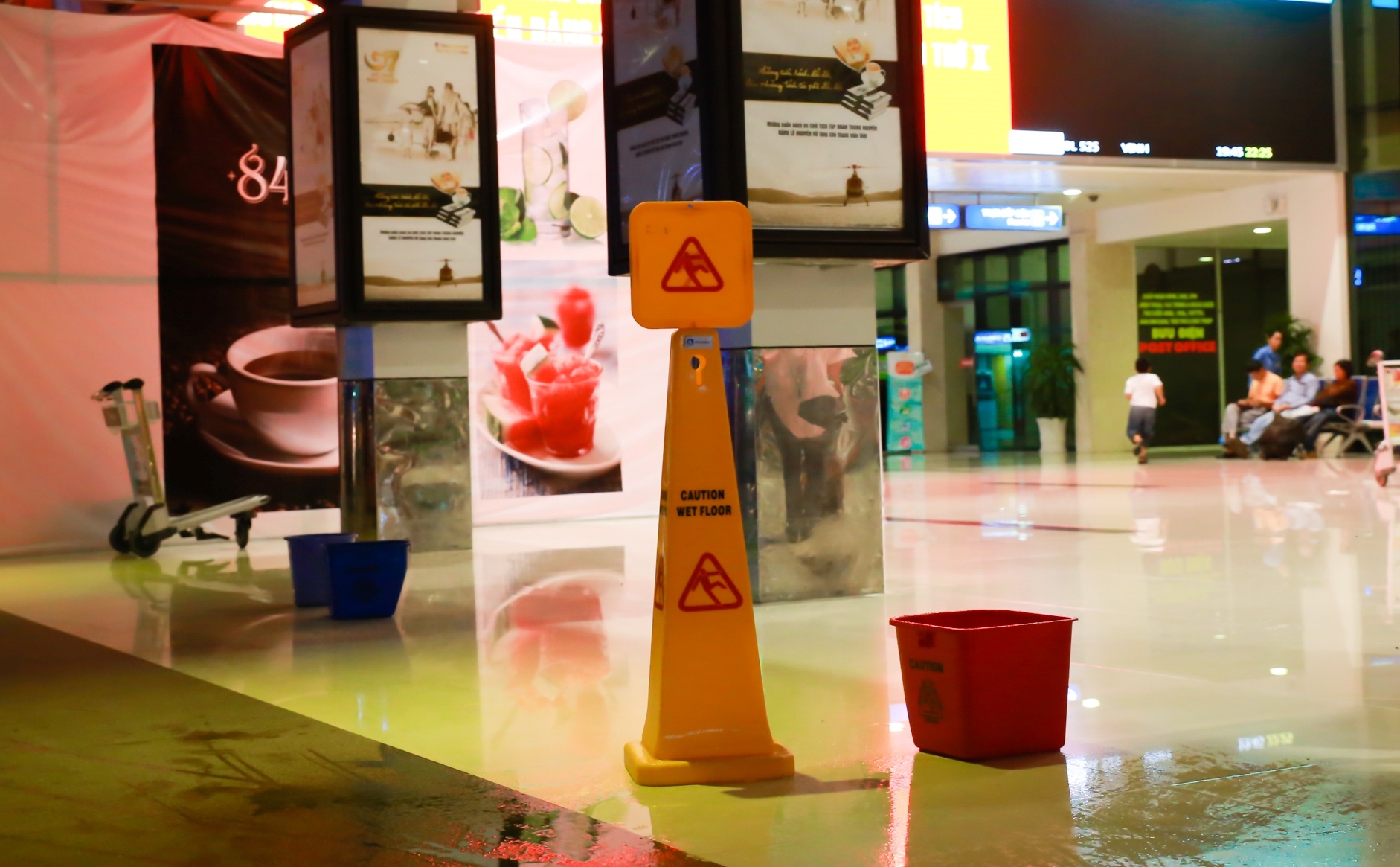 San bay Tan Son Nhat bi dot do mua qua to hinh anh