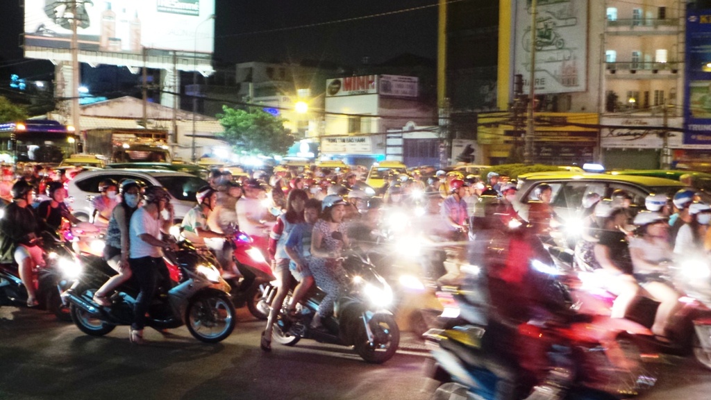 Co gai dam guc nam thanh nien giua trung tam Sai Gon hinh anh
