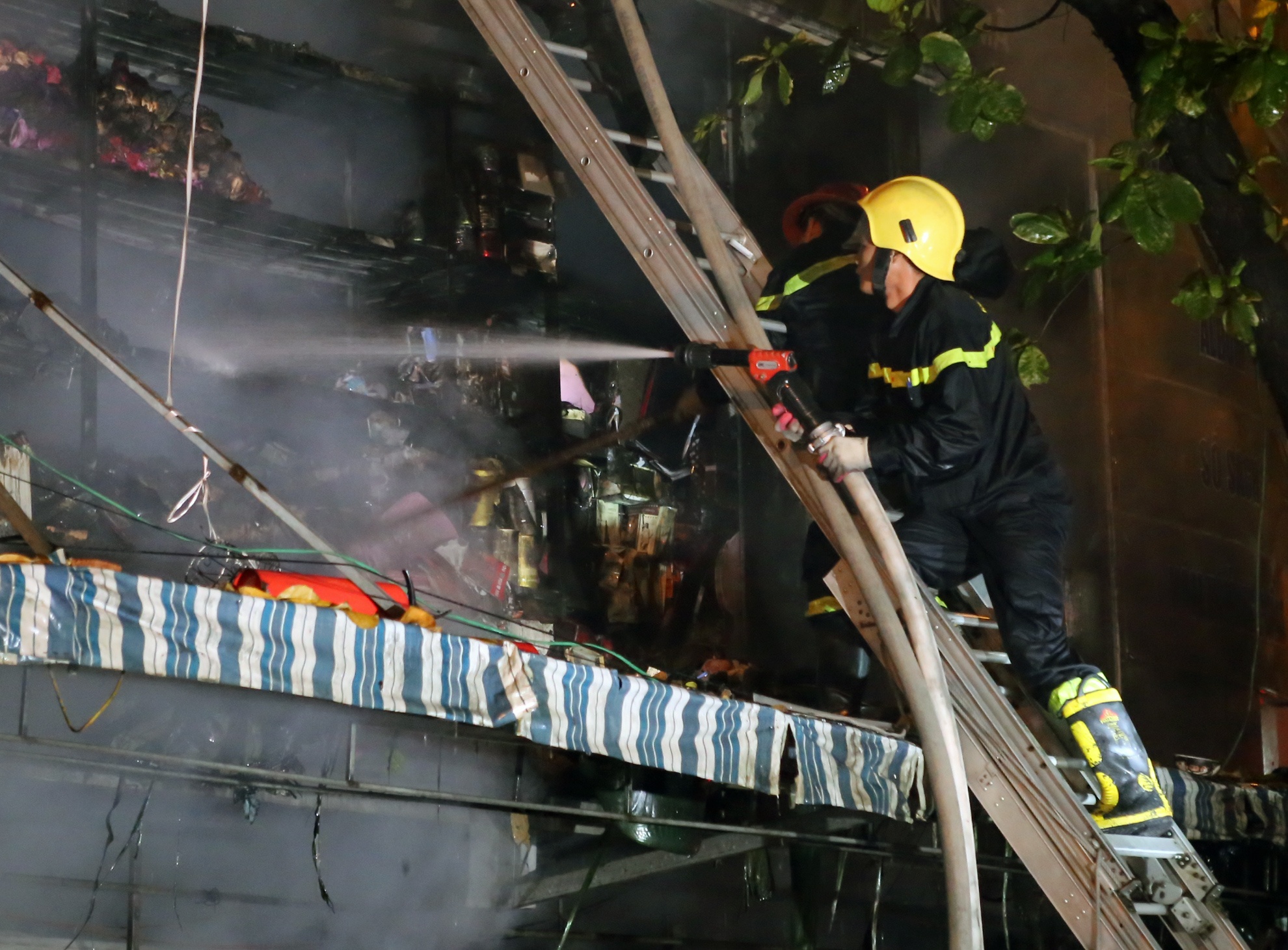 Đến 20h30, vụ hỏa hoạn vẫn chưa được dập tắt. Ảnh: Hoàng Anh.