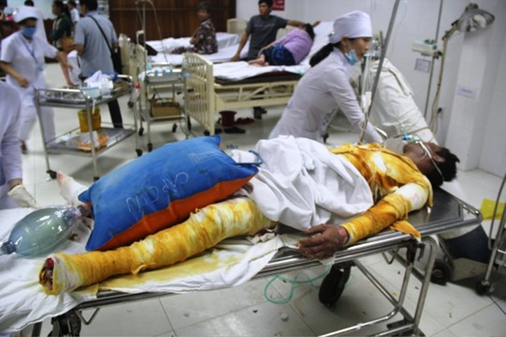 Mua xang tu thieu, 2 vo chong bong nang hinh anh