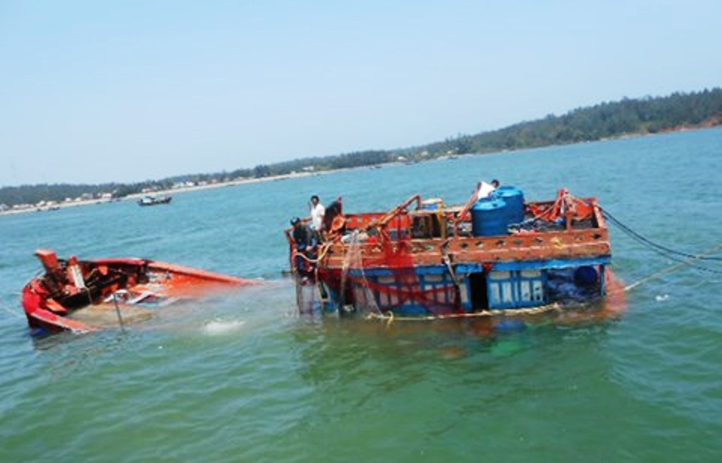 Tau chim tren song Soai Rap, 5 nguoi mat tich hinh anh