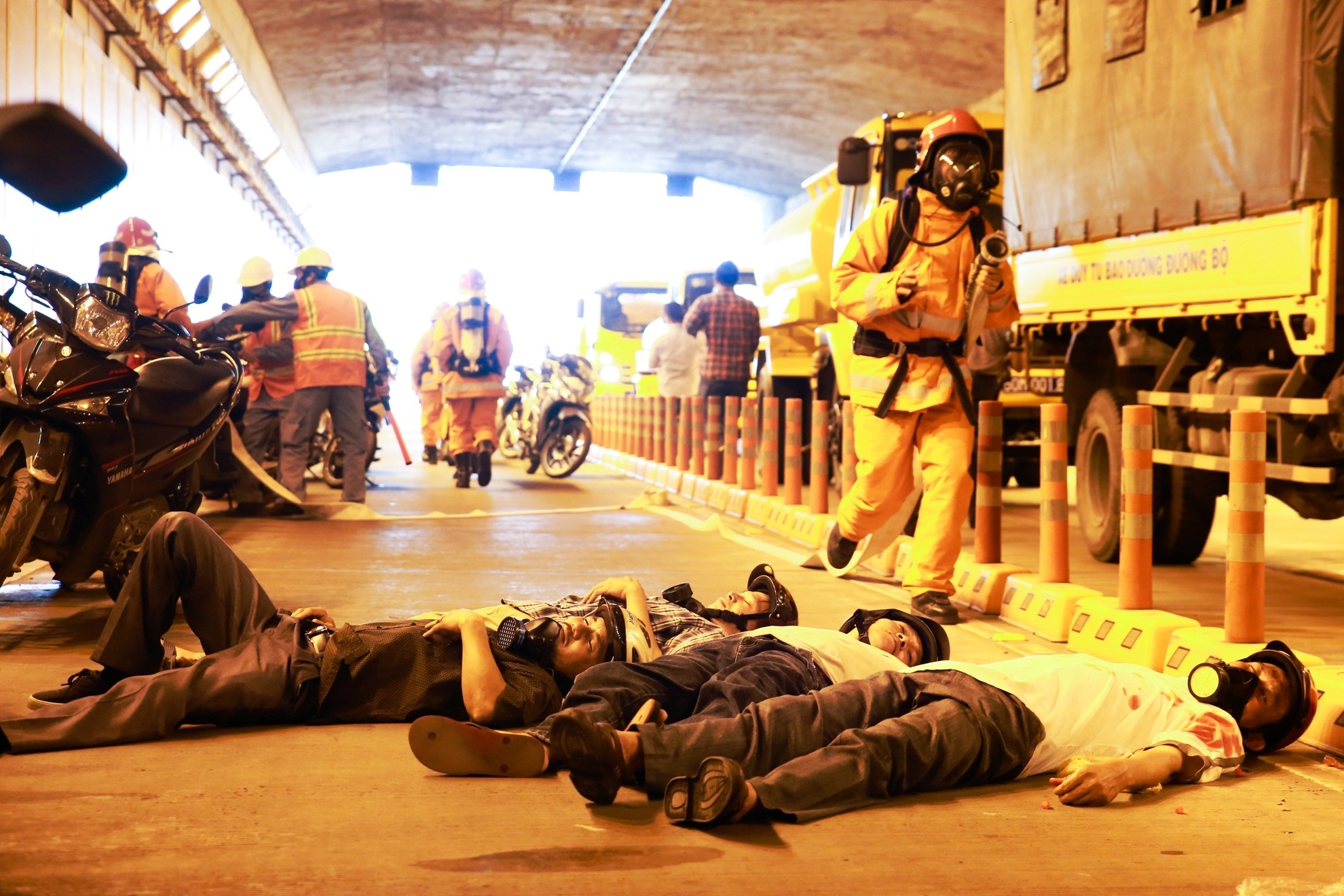 Tap cuu 60 nguoi, dap lua trong ham vuot song Sai Gon hinh anh