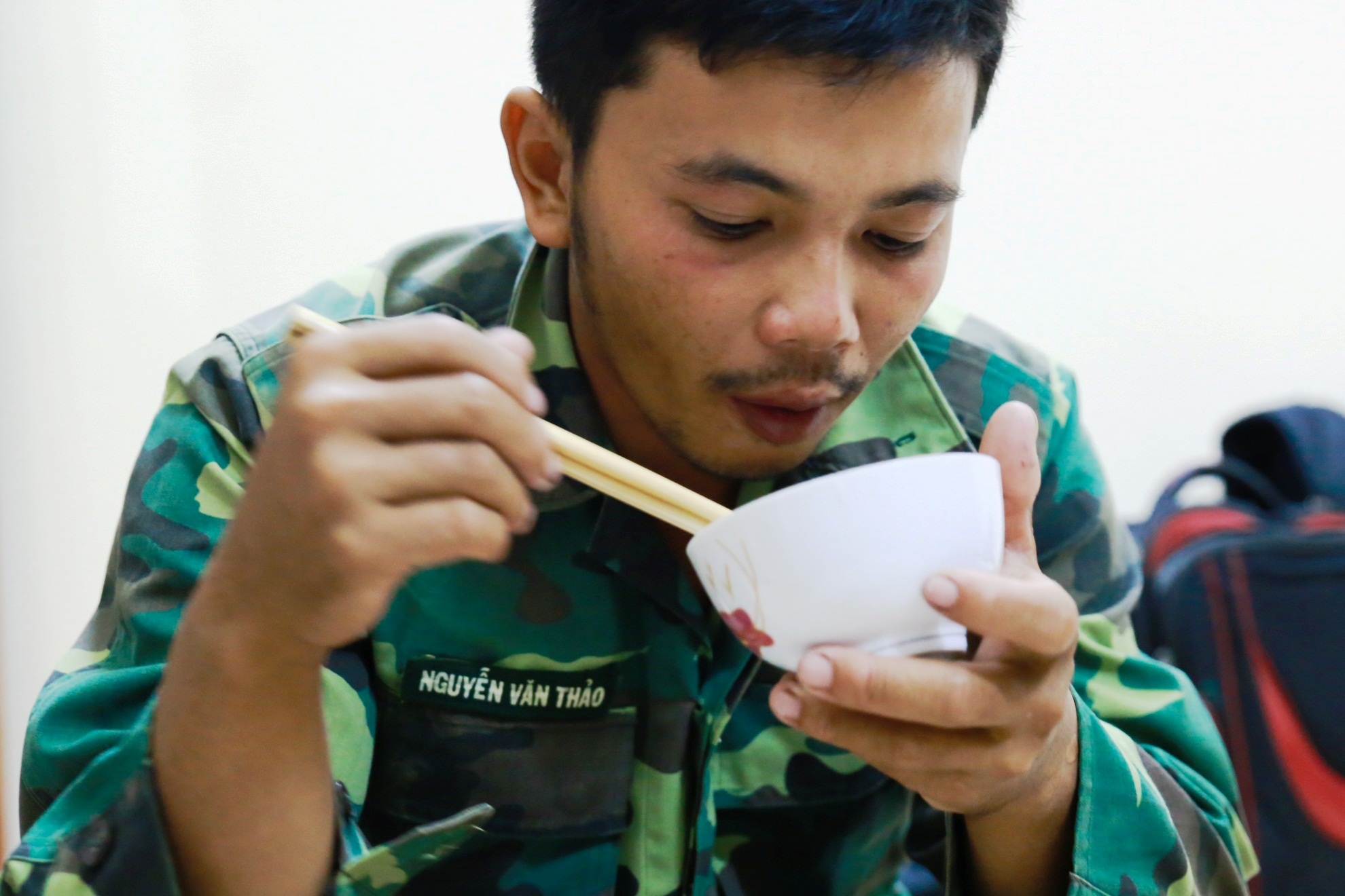 Bam vao chan vit giua song cho nguoi den cuu hinh anh